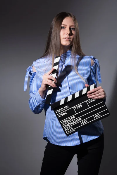 Junge Frau mit Filmklöppel. — Stockfoto