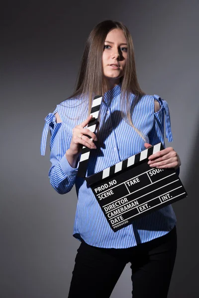 Joven mujer con película clapper . —  Fotos de Stock