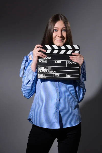 Sorrindo jovem mulher com palmas de filme — Fotografia de Stock