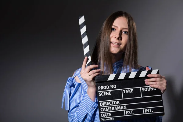 Junge Frau mit Filmklöppel. — Stockfoto