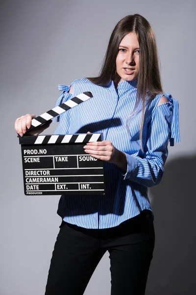 Jonge vrouw met een film-cracker — Stockfoto