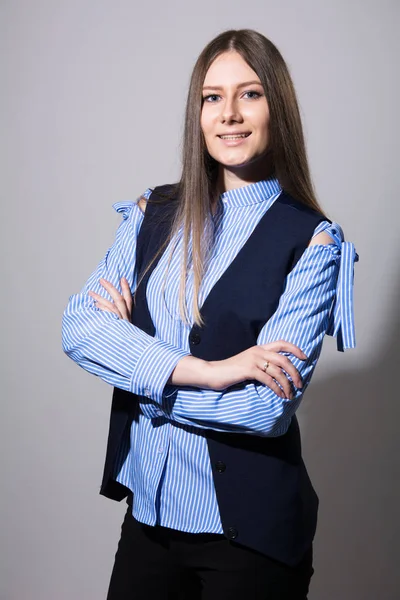 Retrato de uma jovem mulher de negócios com braços cruzados . — Fotografia de Stock