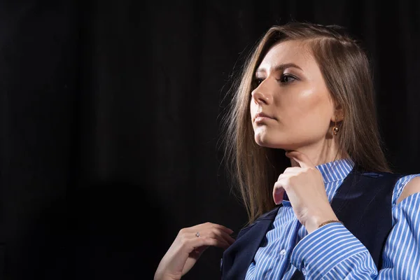 Close-up portret van een jonge vrouw op zoek weg — Stockfoto