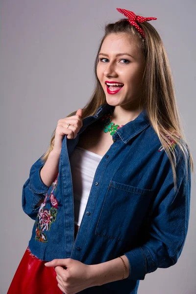 Schreeuwen van de jonge vrouw in kleurrijke kleding — Stockfoto