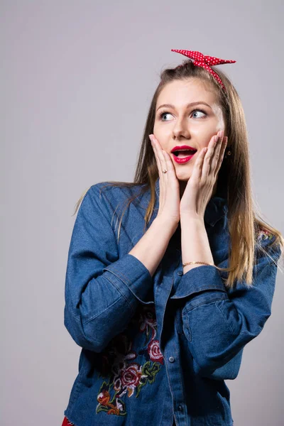 Verrast jonge vrouw in kleurrijke kleding. — Stockfoto