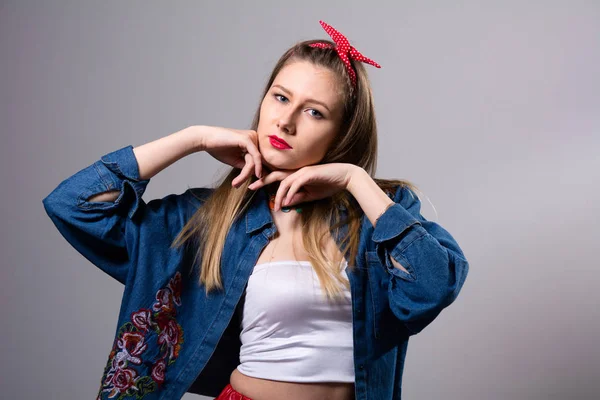 Jovem mulher séria em vestido colorido — Fotografia de Stock