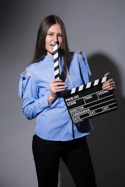 Junge schöne Frau mit Filmkracher — Stockfoto