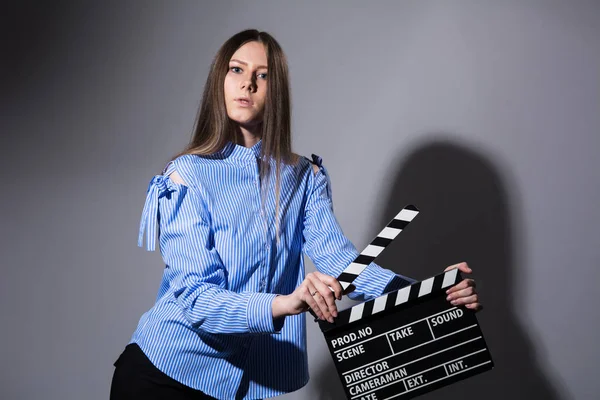 Νεαρή όμορφη γυναίκα καστανά μαλλιά με μια ταινία κροτίδα — Φωτογραφία Αρχείου