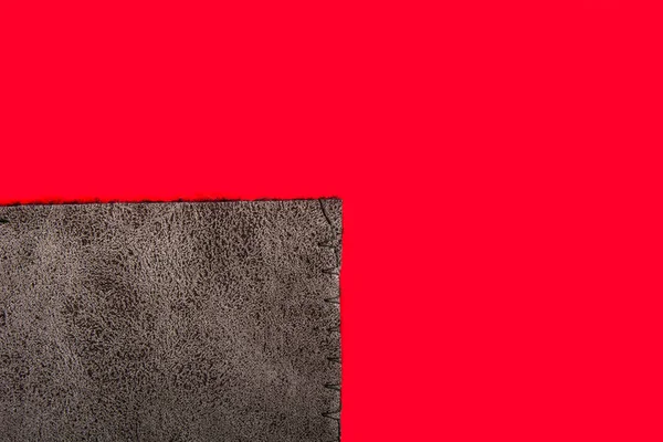 Lo sfondo è un panno di colore scuro su una superficie rossa — Foto Stock