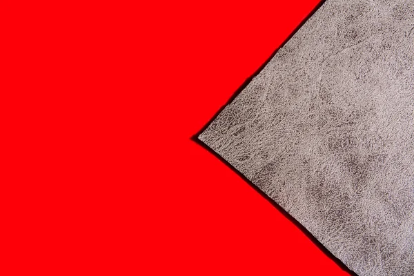 Sfondo di un panno grigio su una superficie rossa — Foto Stock