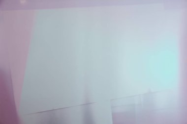 Arka plan mavi ve mor tonları satırla