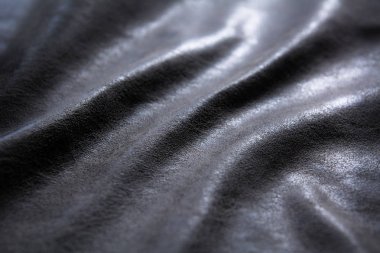 Katlanan bir kumaş ışıkla aydınlatılmış bir fatura ile yakın çekim