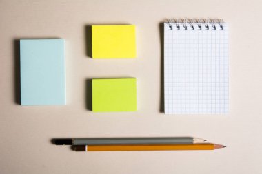 Not defteri üç farklı renkli yapışkan kağıt