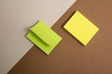 Yeşil ve sarı bloklar yapışkan kağıt