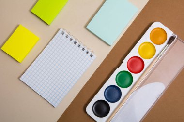 Not defteri yapışkan kağıt, yılanlar ve suluboya boyalar