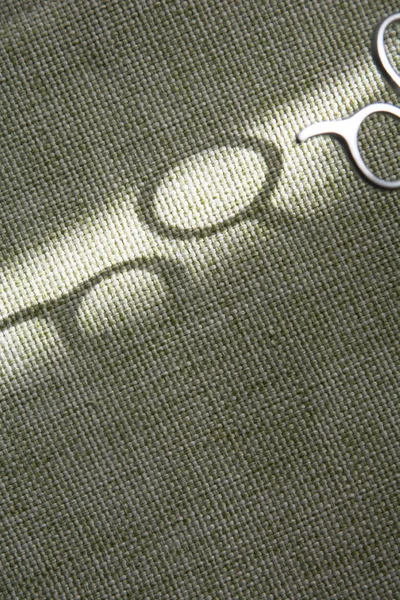 Sombra de tesoura em tecido verde — Fotografia de Stock