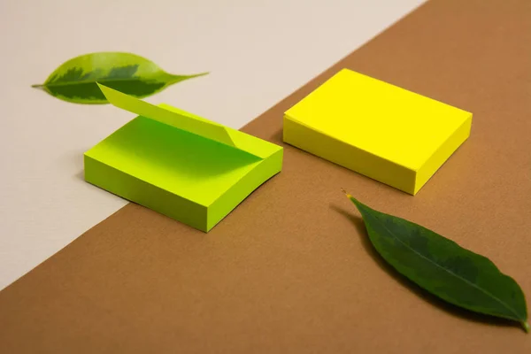 Blocs de papier collant vert et jaune sur fond délimité . — Photo