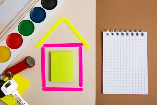 Casa di contare bastoni di chiavi e un notebook con una matita — Foto Stock