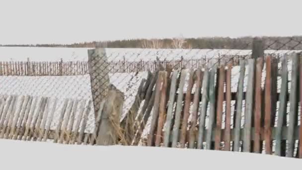 Verkehrszaun Haus altes Dorf im Winter — Stockvideo