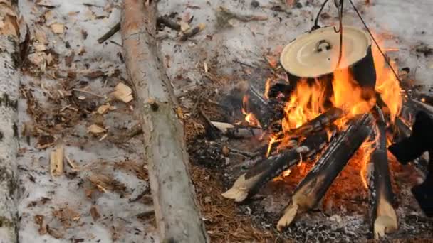 Sobre el fuego en el invierno una sartén — Vídeos de Stock
