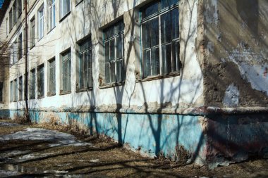 Bahar su birikintileri ve kar ile güneşli havalarda eski bina