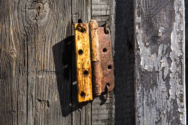 Fondo de una vieja bisagra en una puerta de madera vintage al aire libre — Foto de Stock