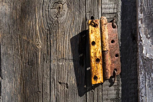 Фон старой петли на старинной деревянной двери на открытом воздухе — стоковое фото