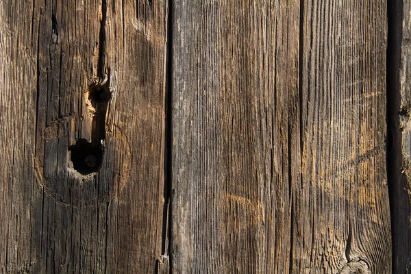 Fondo de una vieja tabla áspera con nudos y surcos —  Fotos de Stock