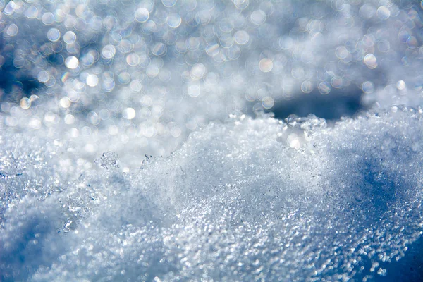 Fechar de um belo fundo azul de Natal de neve derretida e bokeh — Fotografia de Stock