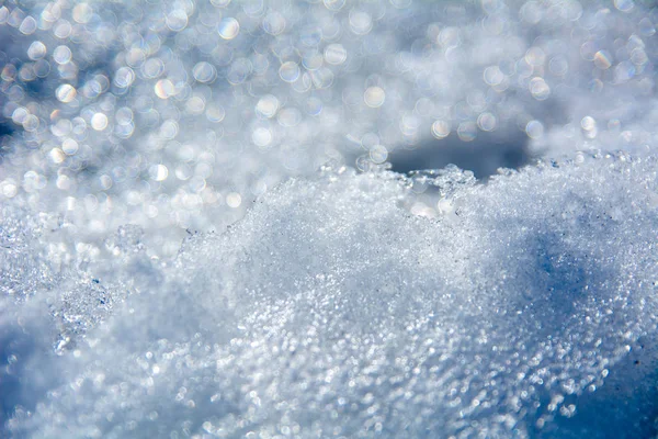 Fechar de um belo fundo azul de Natal de neve derretida e bokeh — Fotografia de Stock