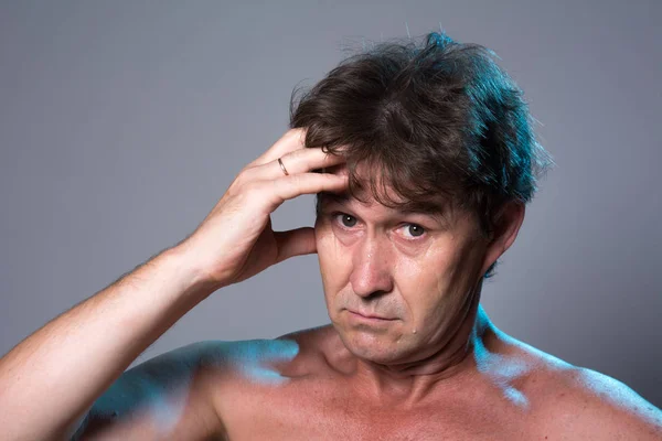 Close-up portrait of a man looking at the camera — Stock Photo, Image