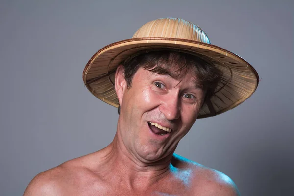 Porträtt av en glad man med en naken överkropp på en grå bakgrund — Stockfoto