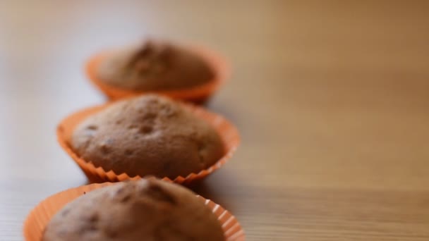 Ahşap Bir Masa Üzerinde Kağıt Bardak Çikolata Cupcakes — Stok video