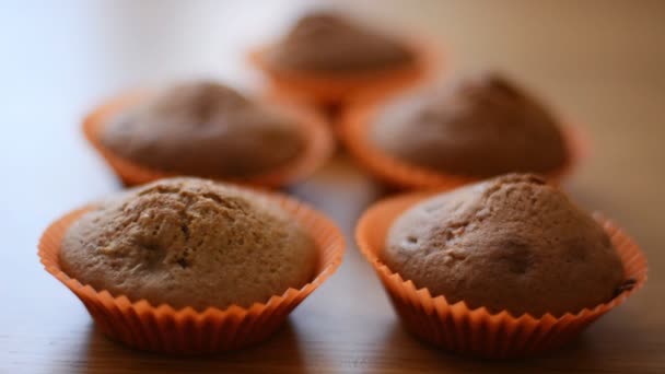 Cupcake Cioccolato Tazze Carta Arancione Tavolo Legno — Video Stock