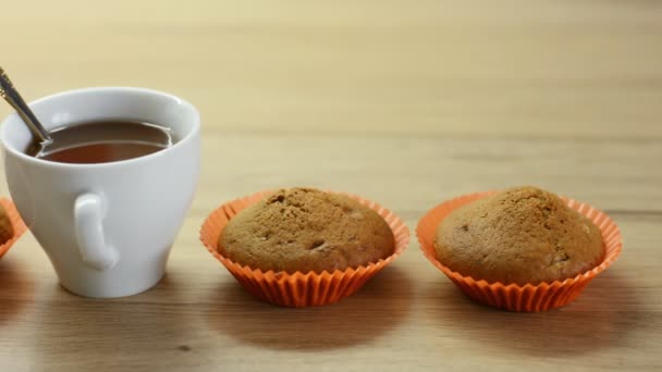 Magdalenas Chocolate Tazas Papel Una Taza Blanca Con Café Una — Vídeo de stock