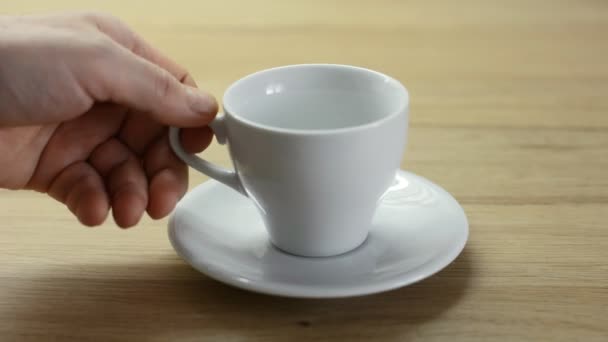 La main verse de l'eau bouillante dans une tasse blanche. Muffins au chocolat pour dessert et café 