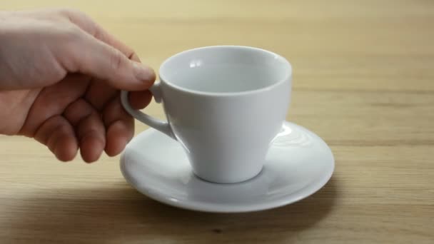 Kézzel önti forrásban lévő vizet a pohár fehér. Kávé és desszert csokis Muffin