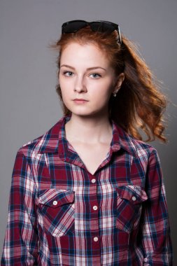 Başında Koyu gözlüklü bir kız portresi