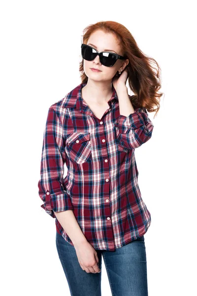 Jovem mulher usando óculos de sol na camisa xadrez . — Fotografia de Stock