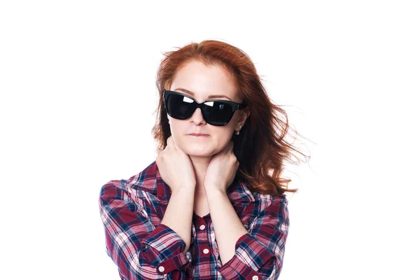 Mladá žena nosí sluneční brýle v kostkované košili. — Stock fotografie