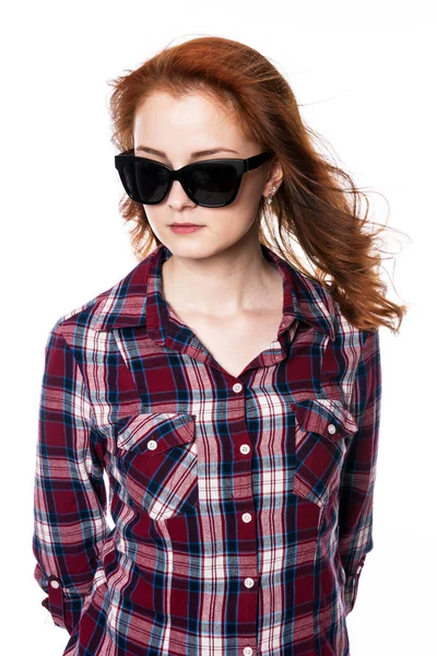 Mooie vrouw met zonnebril in plaid shirt — Stockfoto