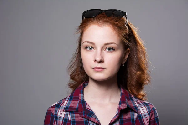 Retrato de una chica con gafas oscuras en la cabeza —  Fotos de Stock