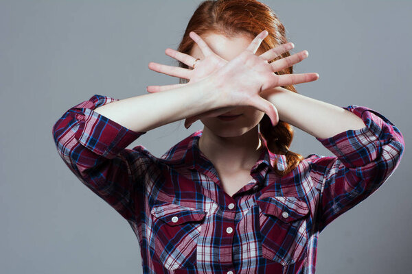 Женщина с руками сигнализирует, чтобы остановить изолированы на сером backgr
