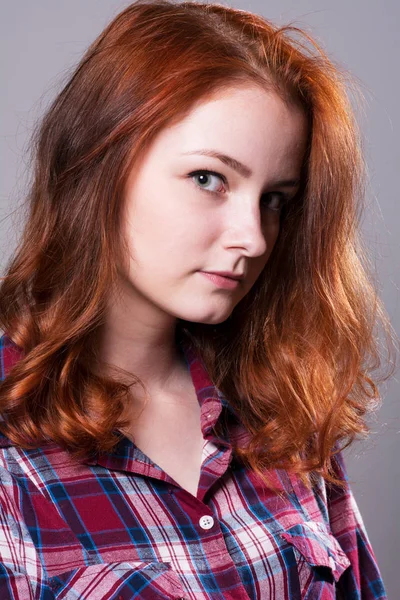 Retrato de cerca de una mujer joven y seria — Foto de Stock