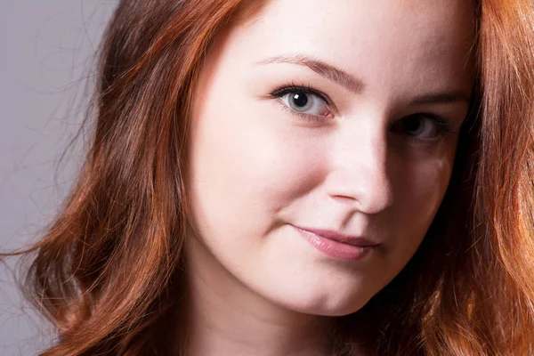 Close-up of a smiling portrait of a beautiful young woman — Stock Photo, Image