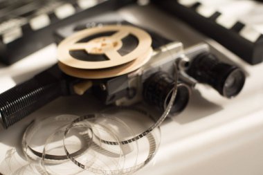 Film kameralı film rulosu ve ışık altında film alkışı, aydınlatılmış masa. Aksesuarlar çekiliyor