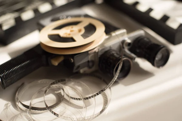 Filmrolle Mit Filmkamera Und Filmklammer Auf Hellem Beleuchtetem Tisch Filmzubehör — Stockfoto