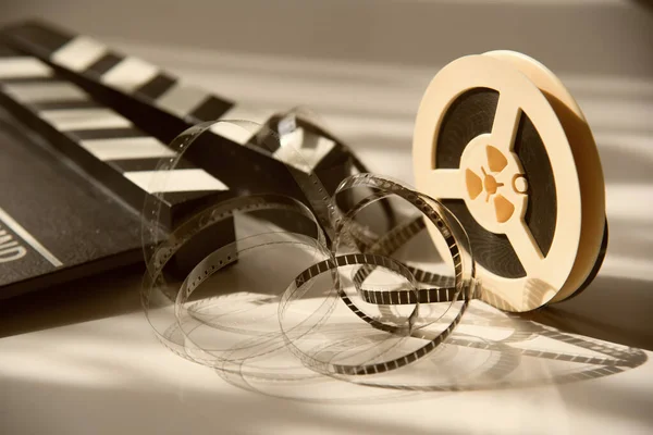 背景と映画のクラッパーボード上の傷のない狭いレトロフィルムストリップ シネマ映画アクセサリー — ストック写真