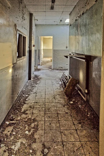 Koridor v opuštěné průmyslové budovy — Stock fotografie