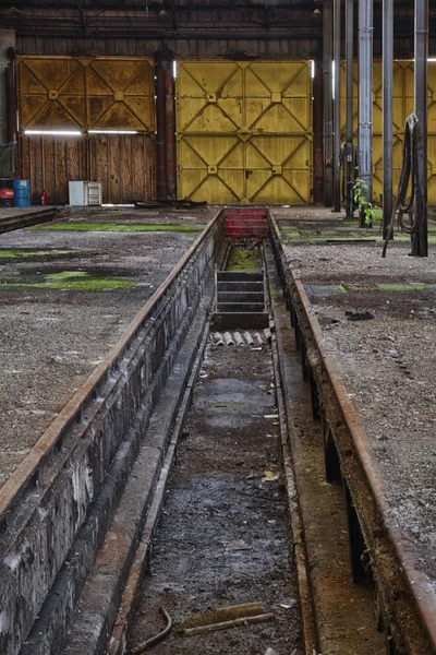 Заброшенный железнодорожный цех — стоковое фото
